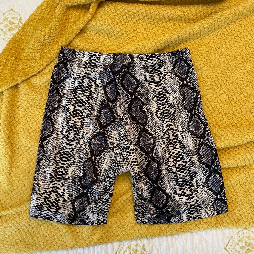 Python Print Lycra Shorts - Picture 2 of 3